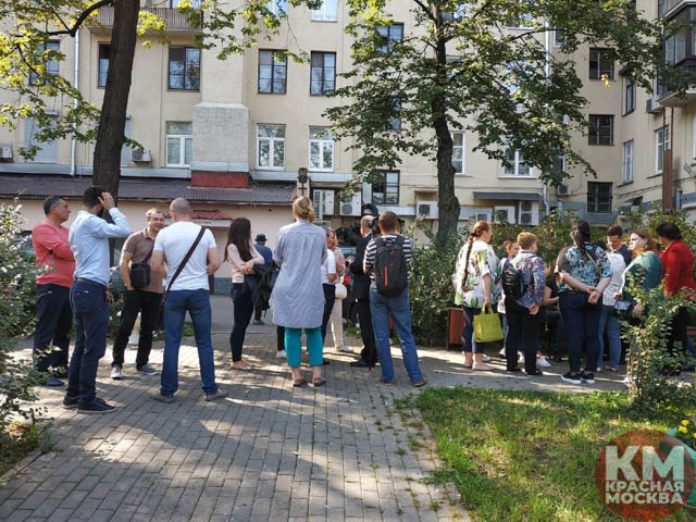 ДГИ закрывает «Мостакси» и оставляет 300 человек без выплат на улице