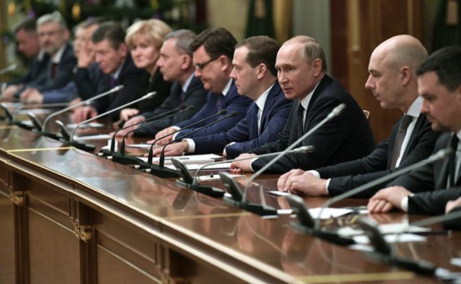 Власть в России захватили олигархи, ради которых Путин и Медведев ведут декоммунизацию