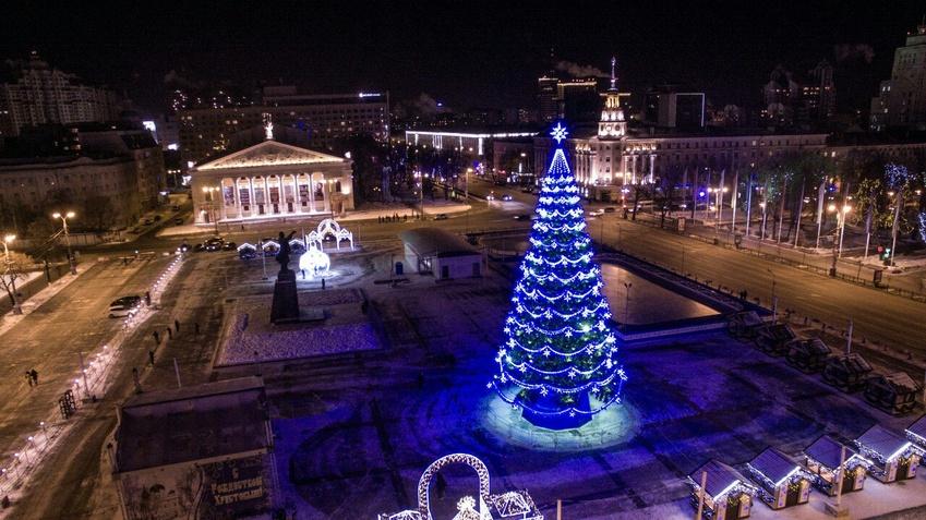 Установка новогодней елки в Воронеже началась со скандала