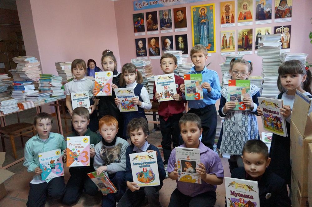 Долгожданный груз с книгами и учебниками дошел до школьников ЛНР