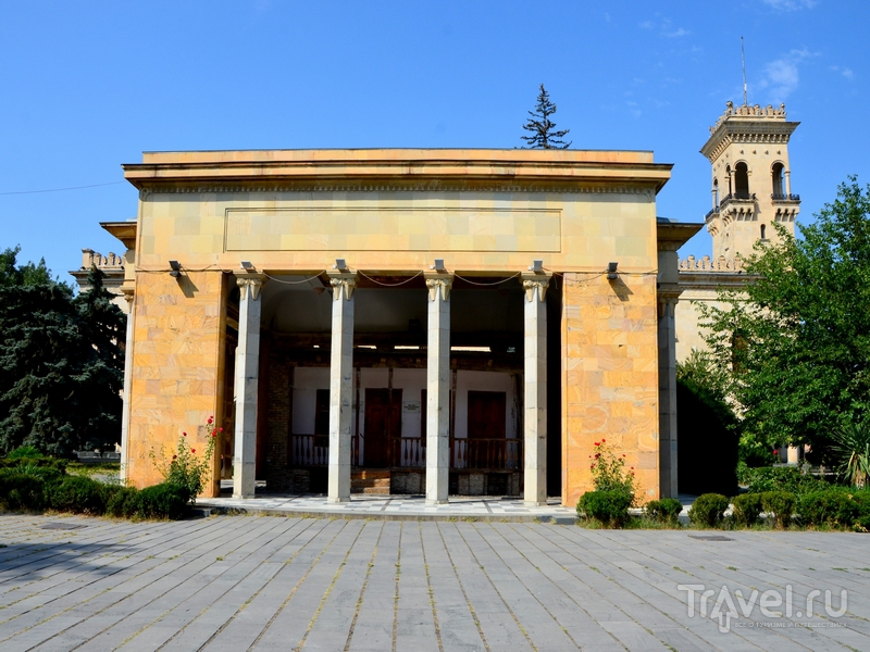 Дорога вела в город Гори