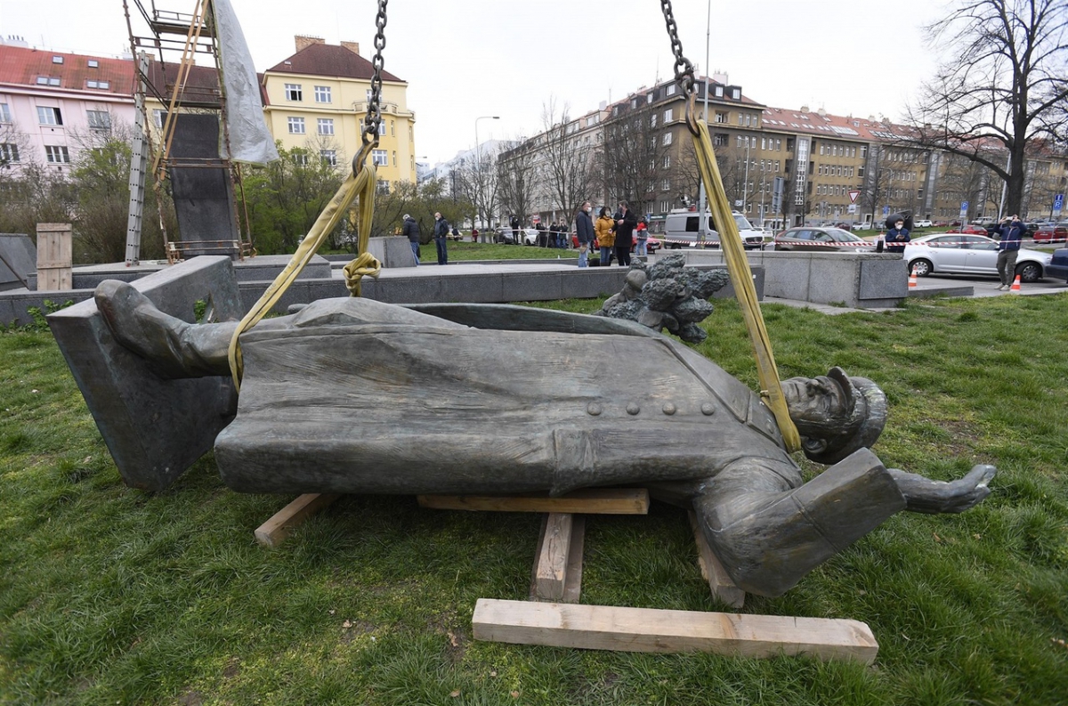 В Праге снесли памятник маршалу Коневу