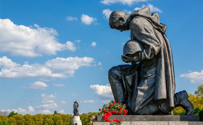 В Германии требуют снести памятник погибшим под Прохоровкой