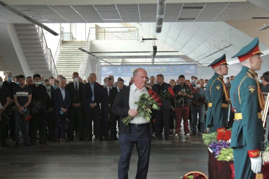Геннадий Зюганов принял участие в церемонии прощания с Александром Иваницким