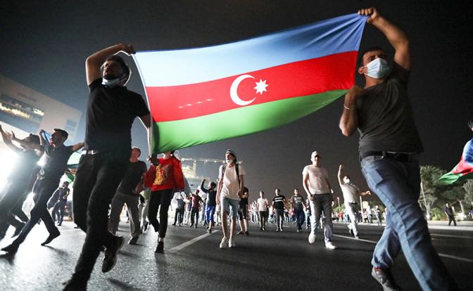 Чужая война в Москве: Армяне и азербайджанцы бьют друг друга на глазах москвичей