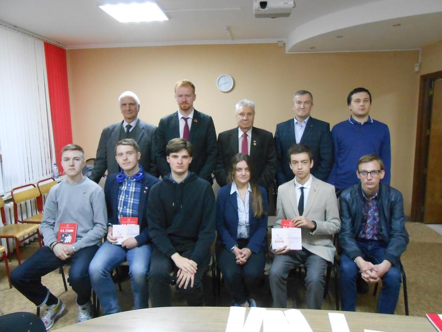 В Москве при организации КПРФ и РУСО состоялся первый выпуск слушателей по «Начальному курсу марксизма-ленинизма»