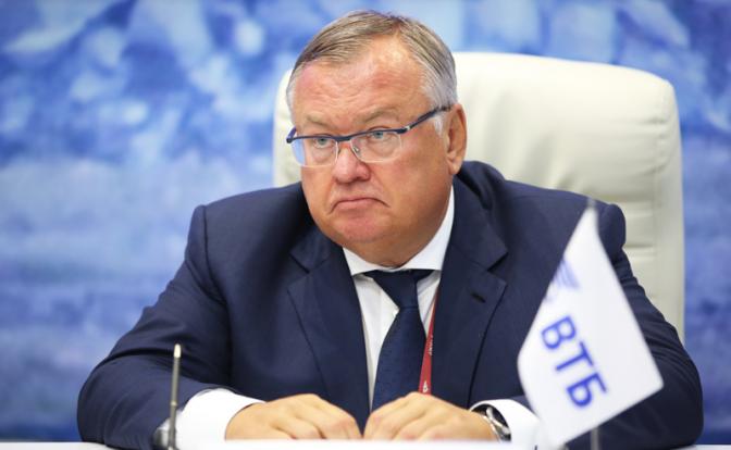 Владислав Жуковский: «Полстраны живет на 200 евро, а власть думает, как остаться у кормушки»