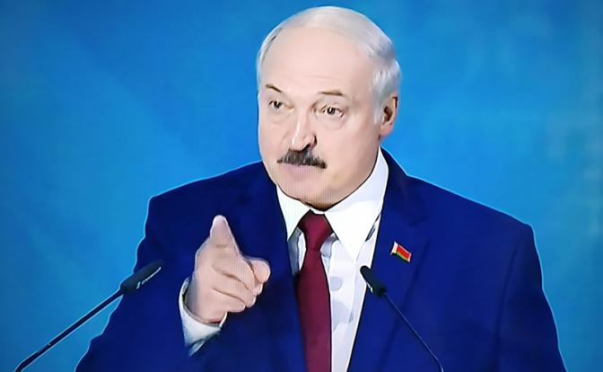 Лукашенко объяснил Макрону, кто он такой, напомнив о «желтых жилетах»