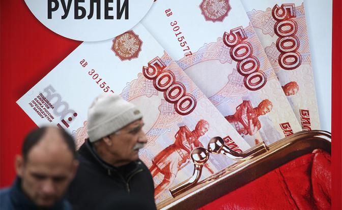 Россияне снова беднеют и копят кредиты
