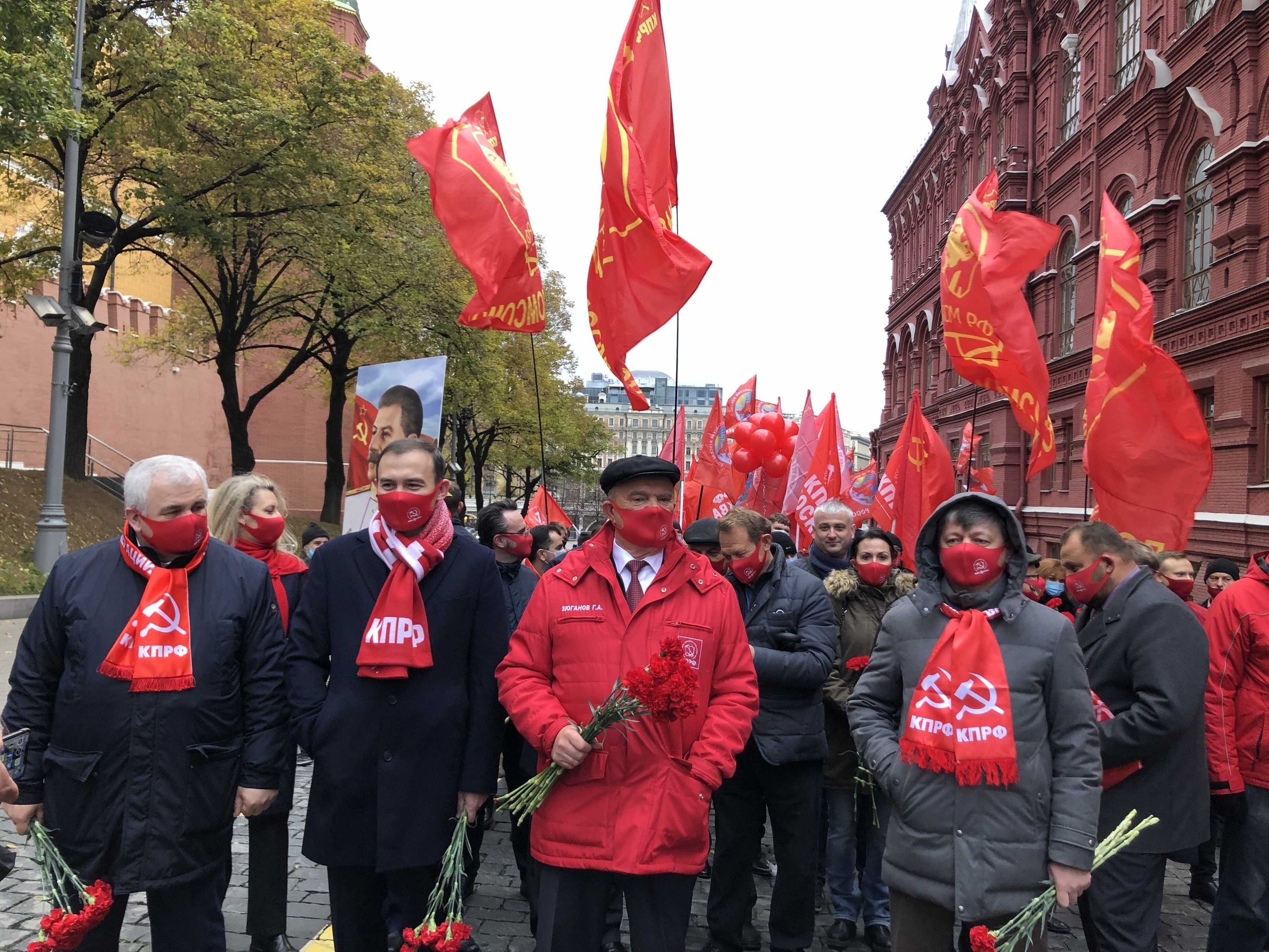 Красные флаги Октября на улицах Москвы 7 ноября