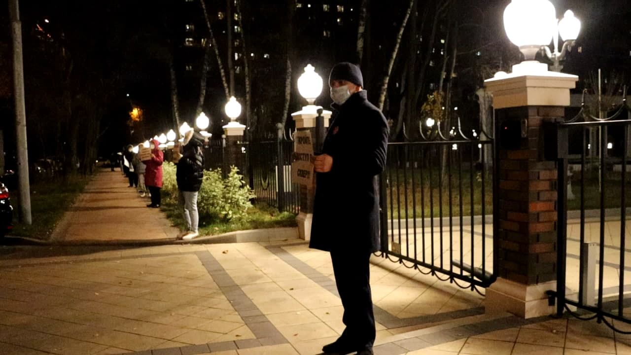 Жители района Щукино окружили Курчатовский ДК живой цепью в одиночных пикетах