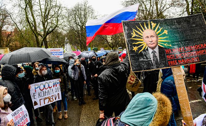 Сергей Обухов: «Рейтинг Путина падает, но пока все держится на крючке его авторитаризма»