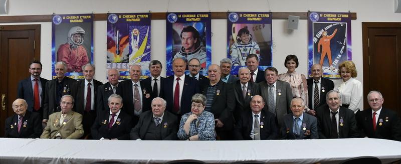 Геннадий Зюганов наградил ветеранов космонавтики