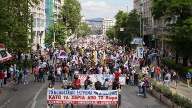 Тысячи протестующих людей наводнили улицы Греции