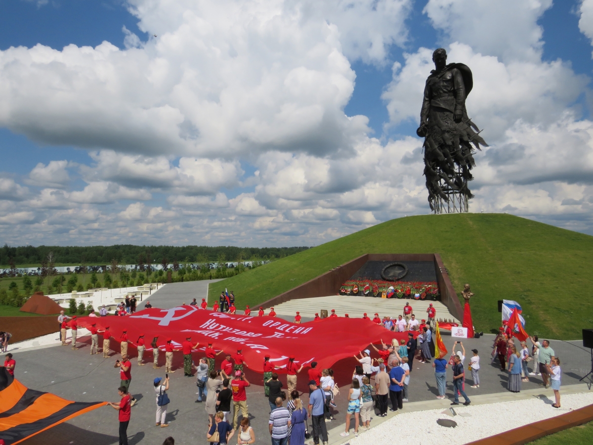 Скорбит и чтит Советская земля