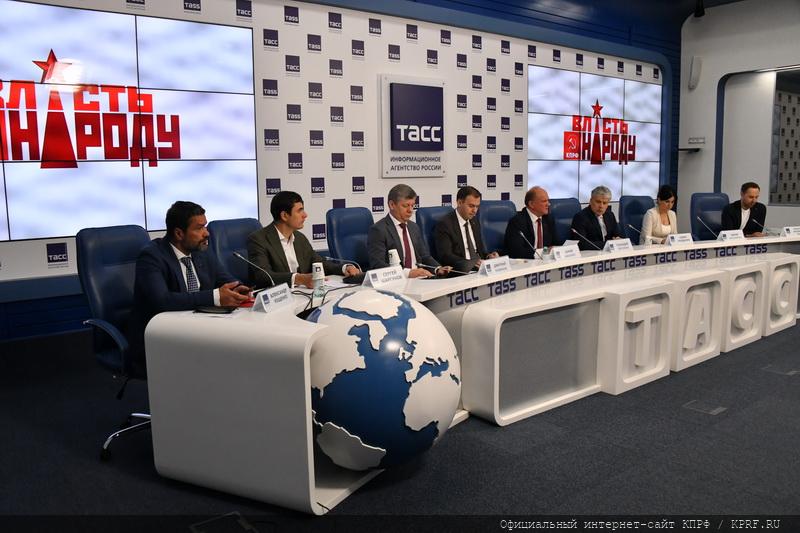 На пресс-конференции в ИА ТАСС Г.А. Зюганов представил программу КПРФ «10 шагов к власти народа»