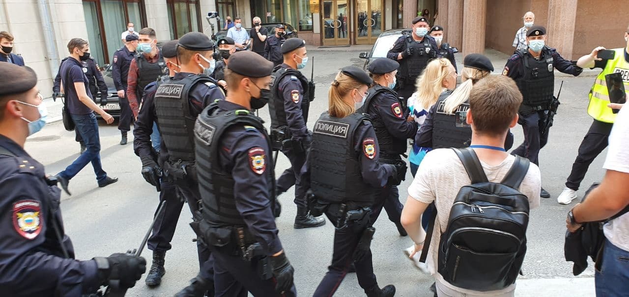 Полиция сорвала в Москве встречу с депутатами Госдумы возле в поддержку Павла Грудинин и за честные выборы. Задержаны более 15 человек.