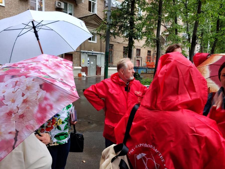 «Народная приемная» КПРФ в ВАО. Встречи в Измайлово: дождь, капремонты и локальная повестка