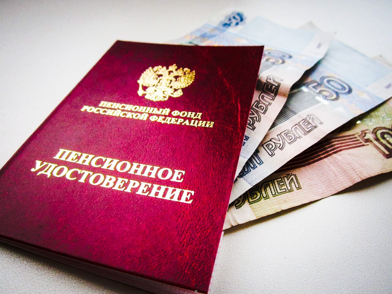 Работающих пенсионеров «наказали рублём»