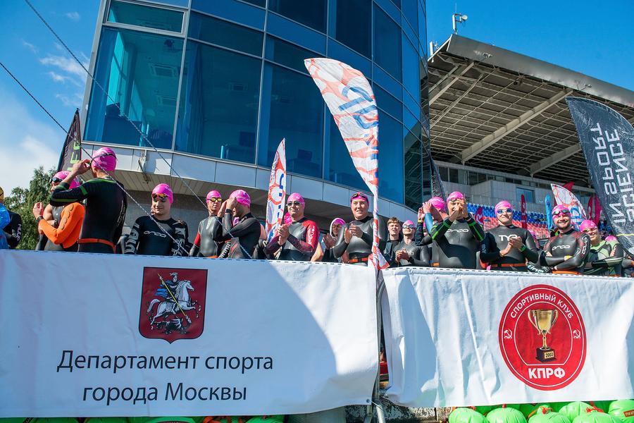 Спортклуб КПРФ провел заплыв на гребном канале «Москва»
