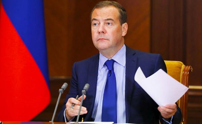 Преемник № 1 не сдается: Медведев пошел в контрнаступление, в суд не хочет, хочет на трон