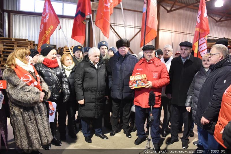 КПРФ отправила на Донбасс 93-й новогодний гуманитарный конвой