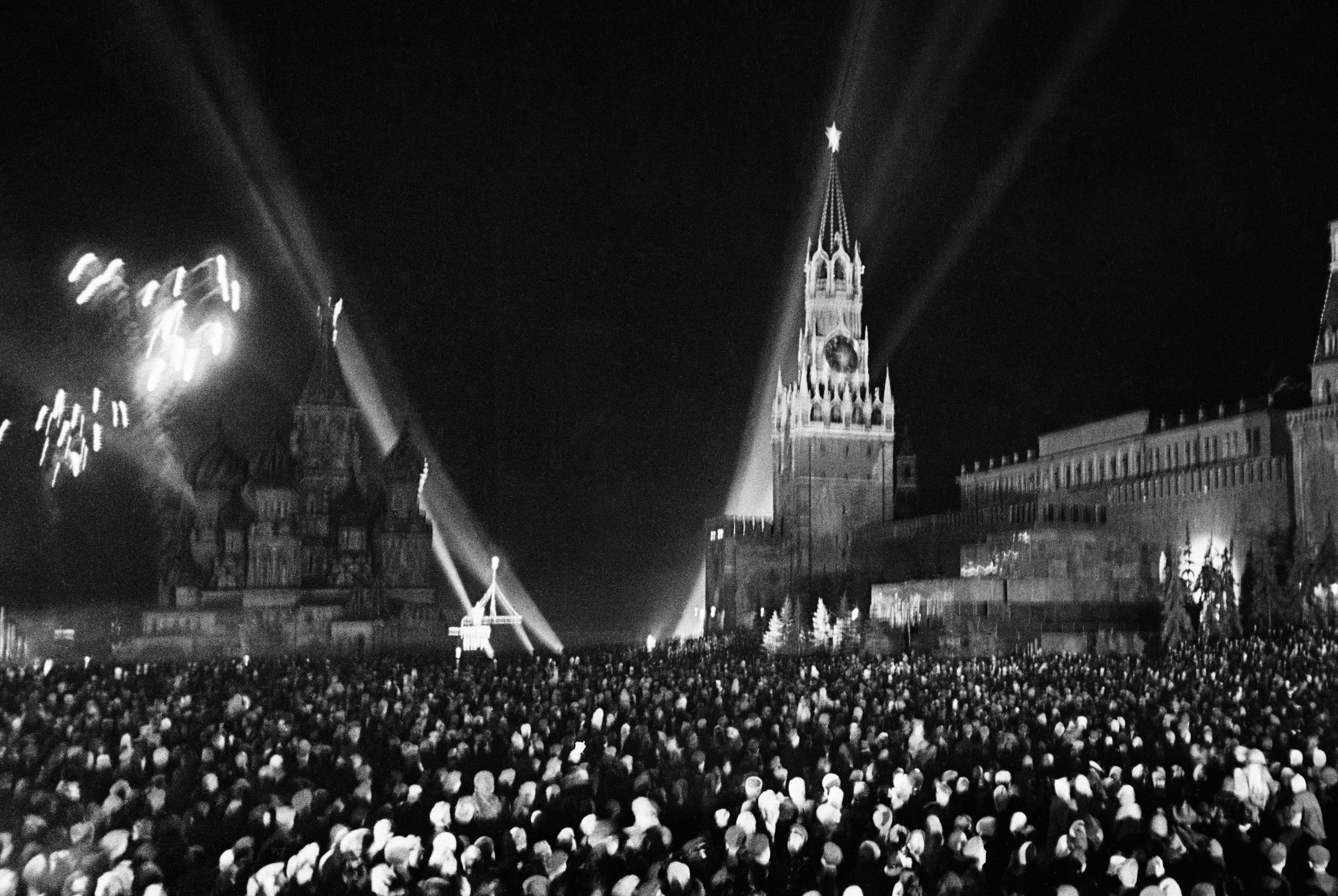 9 мая будет ссср. Салют Победы в Москве 1945. Салют Победы в Москве в 1945г. Салют Победы 1945 года на красной площади. Парад Победы 1945 салют.