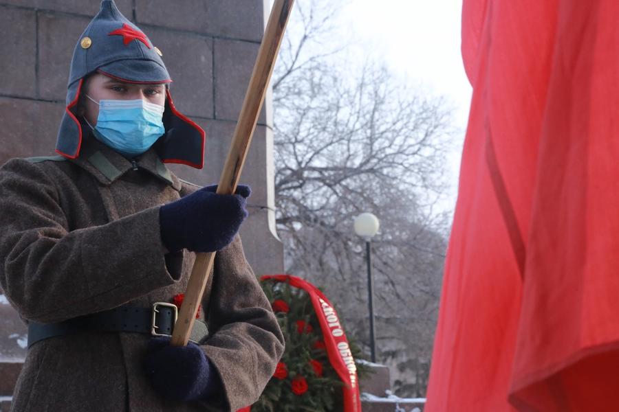 Склоняя знамена в память Ильича