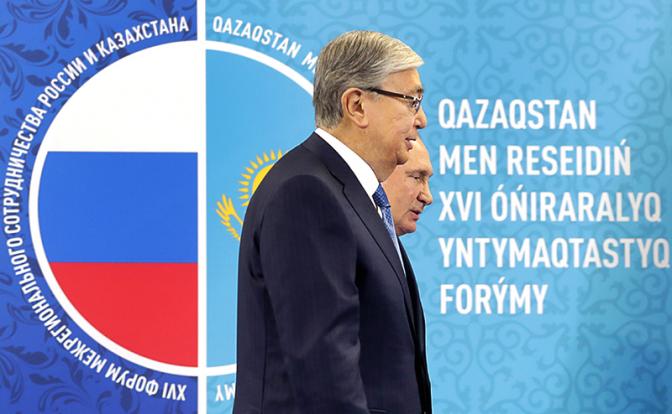Зарплаты слуг народа: Казахстан показал пример Кремлю, но Кремль вставил в уши беруши