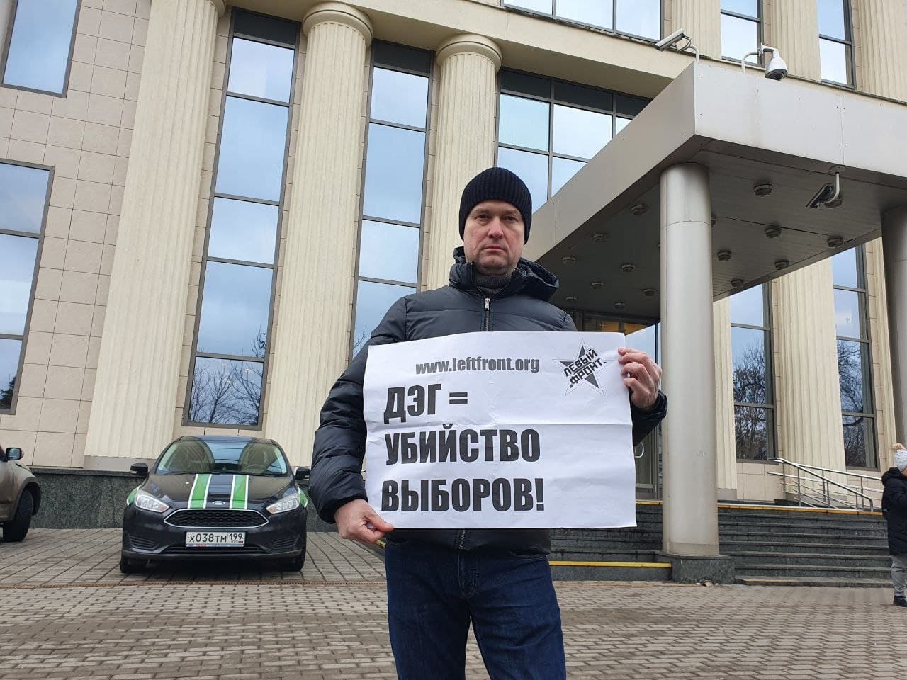 Мосгорсуд оправдал Леонида Развозжаева, получившего в сентябре прошлого года 10 суток ареста за «репост призыва на несанкционированную акцию» по итогам выборов в Госдуму