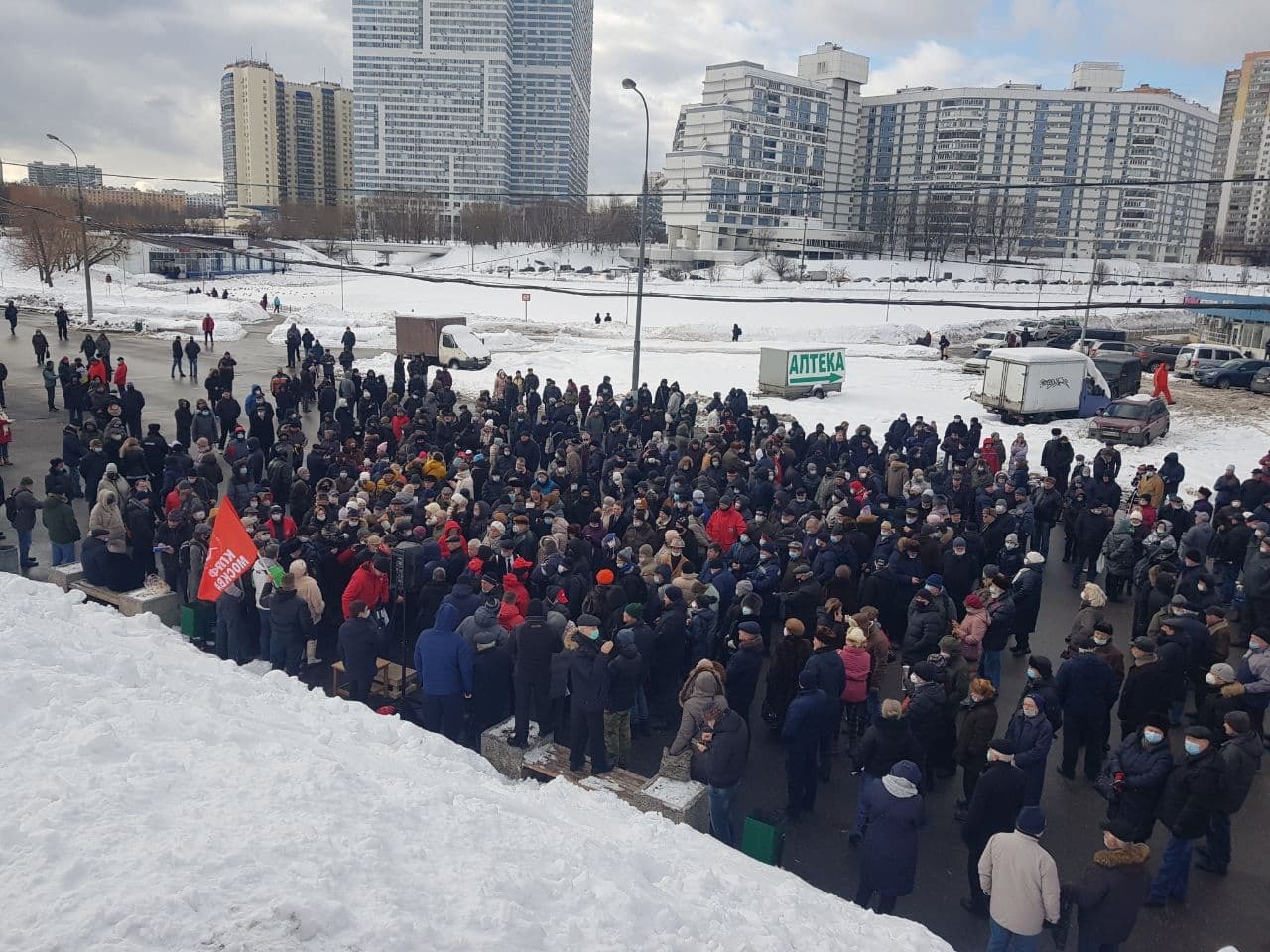Москвичи провели в районе Чертаново массовую встречу против сноса гаражей и в защиту Битцевского леса от варварского «благоустройства». Задержаны несколько человек