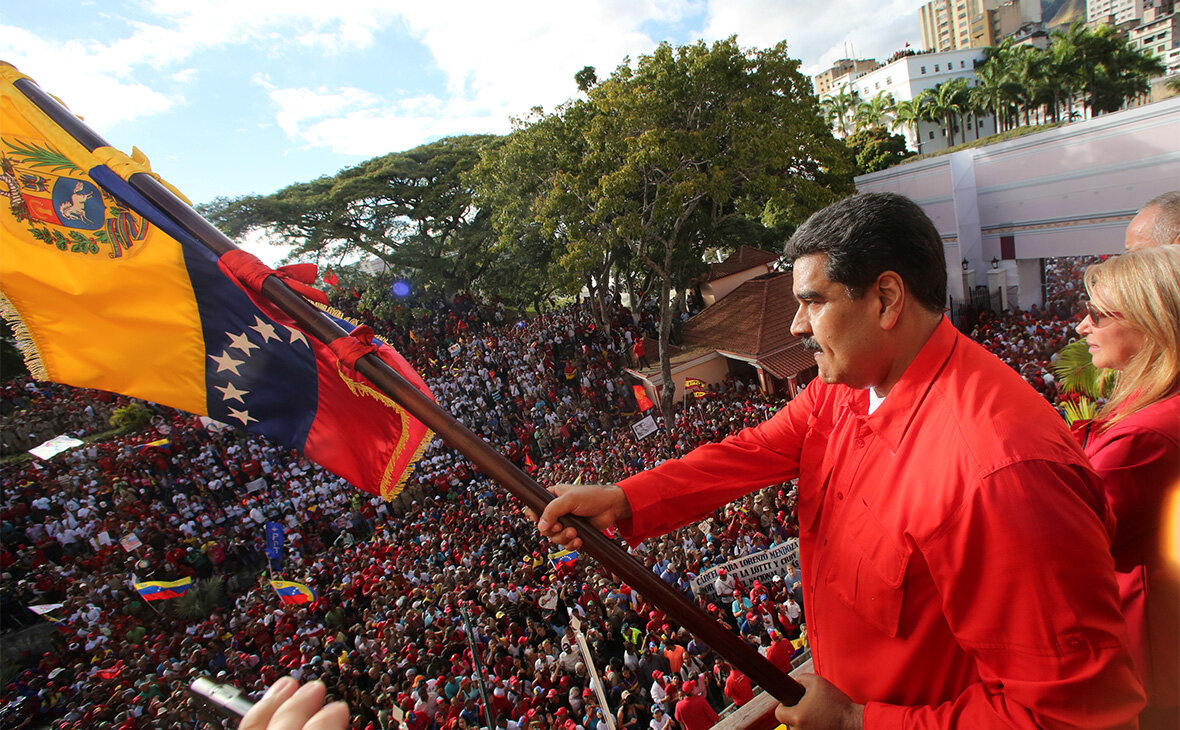 Флаг Мадуро как шпага Боливара
