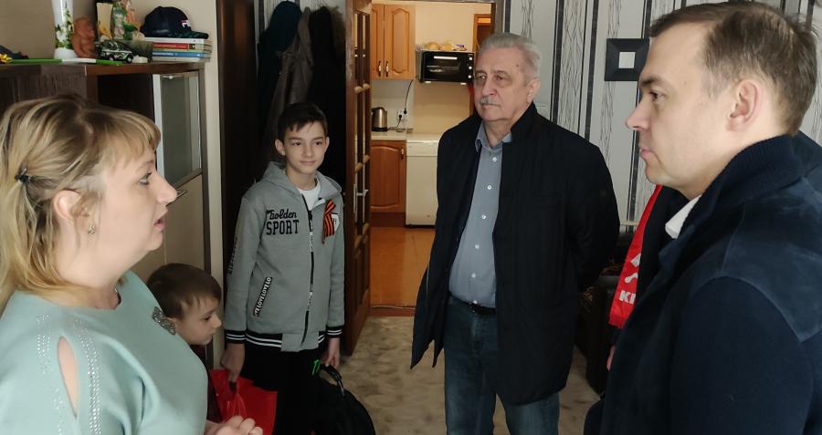 Юрий Афонин в Краснодаре оказал гуманитарную помощь семьям беженцев