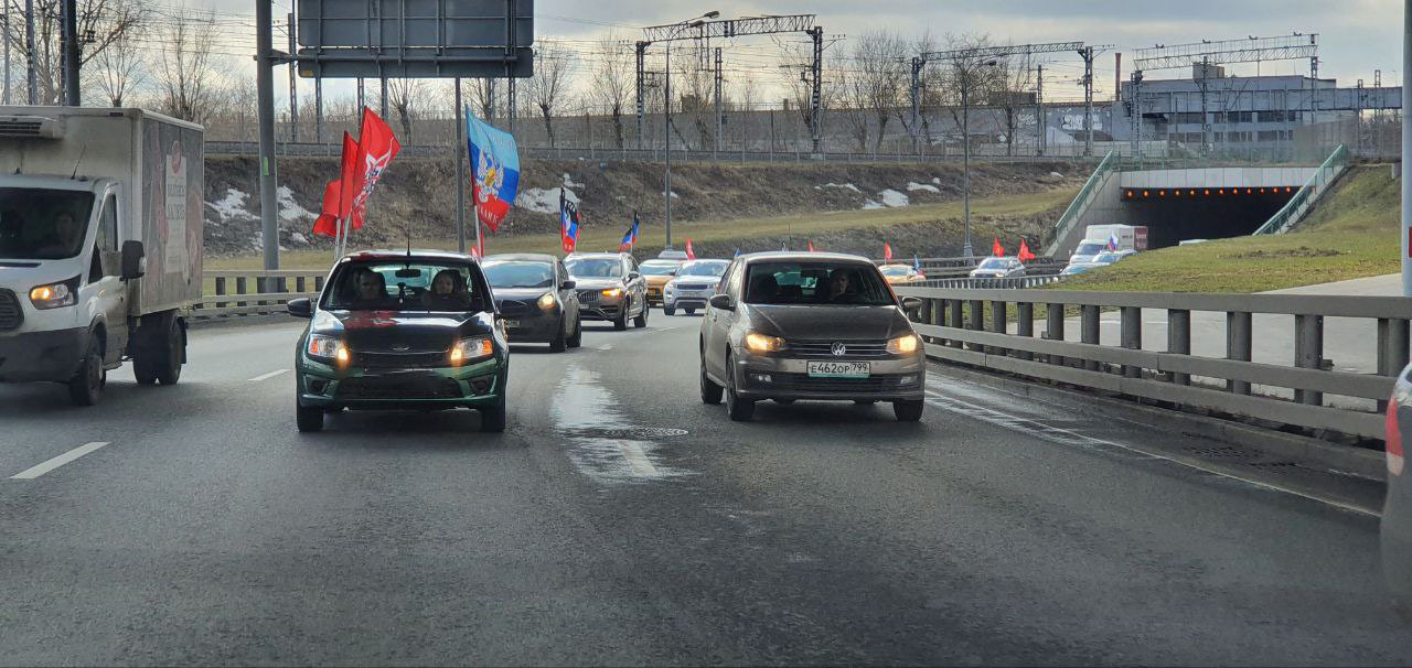 Автопробег лево-патриотических сил прошел в Москве под лозунгом: «России нужны социалистические перемены, чтобы победить в противостоянии с Западом!»