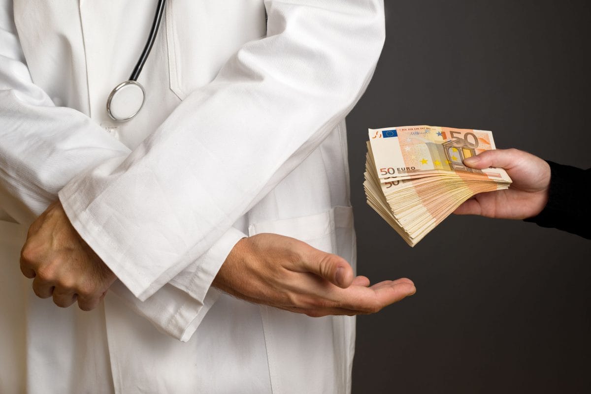 Профессор Воробьёв: Взятки — вот беда отечественного лекарственного обеспечения