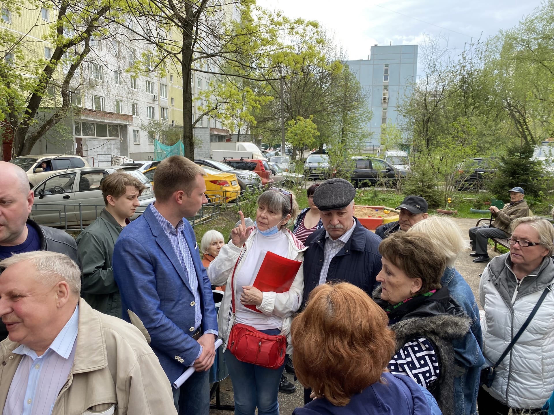 Встреча Николая Зубрилина с жителями улицы Санникова по вопросам капремонта