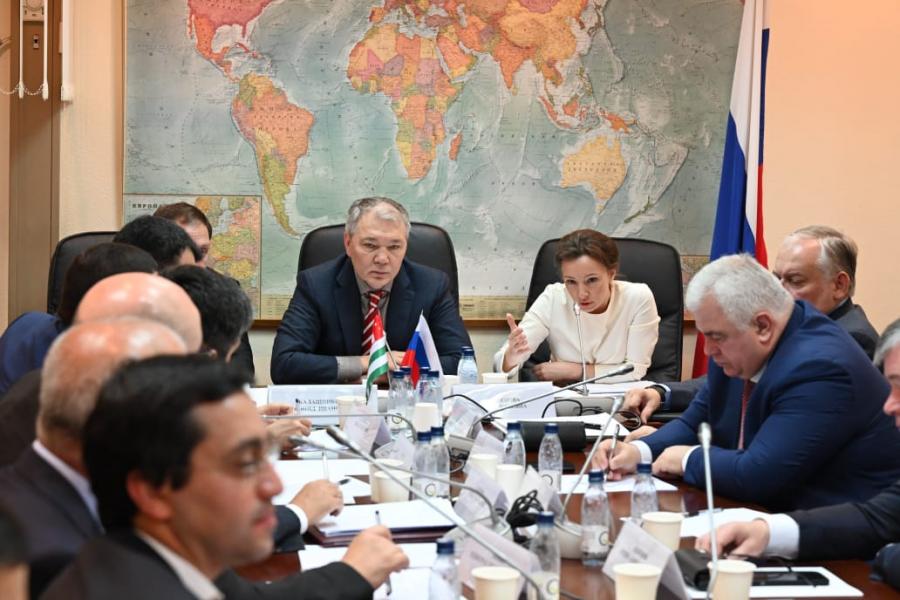 Леонид Калашников, Казбек Тайсаев и Александр Ющенко обсудили с абхазскими коллегами ликвидацию пропускного пункта на границе с Абхазией