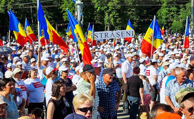 Молдавский бунт: Верхи хотят в Румынию, низы — нормальной жизни