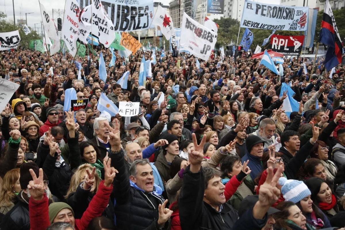 Аргентину охватили протесты против сговора с МВФ