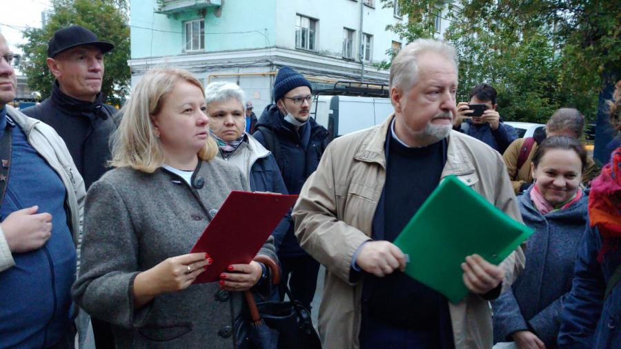 Москва. Депутат Госдумы Сергей Обухов провел встречу с избирателями в защиту ДК «Чайка» на Соколиной горе