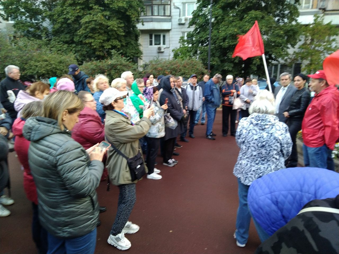 Жители московского района Сабурово требуют закрыть хостелы, сохранить гаражи и обеспечить доступную медицинскую помощь на время ремонта поликлиник