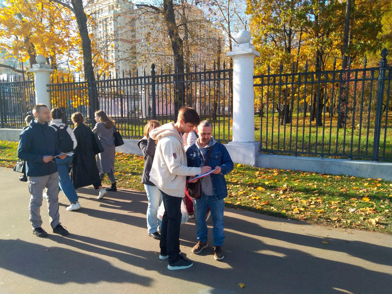Полиция задержала в Москве активистов Левого Фронта, которые собирали подписи за повышение студенческих стипендий. Им грозит длительный арест!