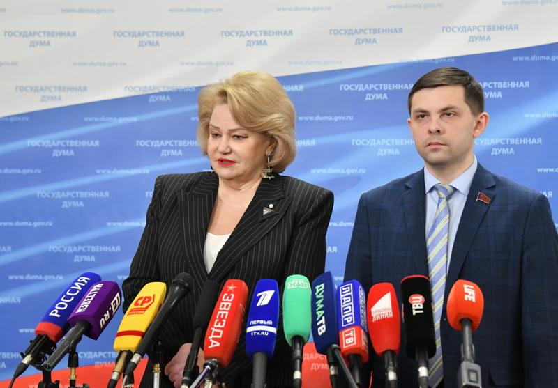 Нина Останина и Олег Михайлов выступили перед журналистами в Госдуме