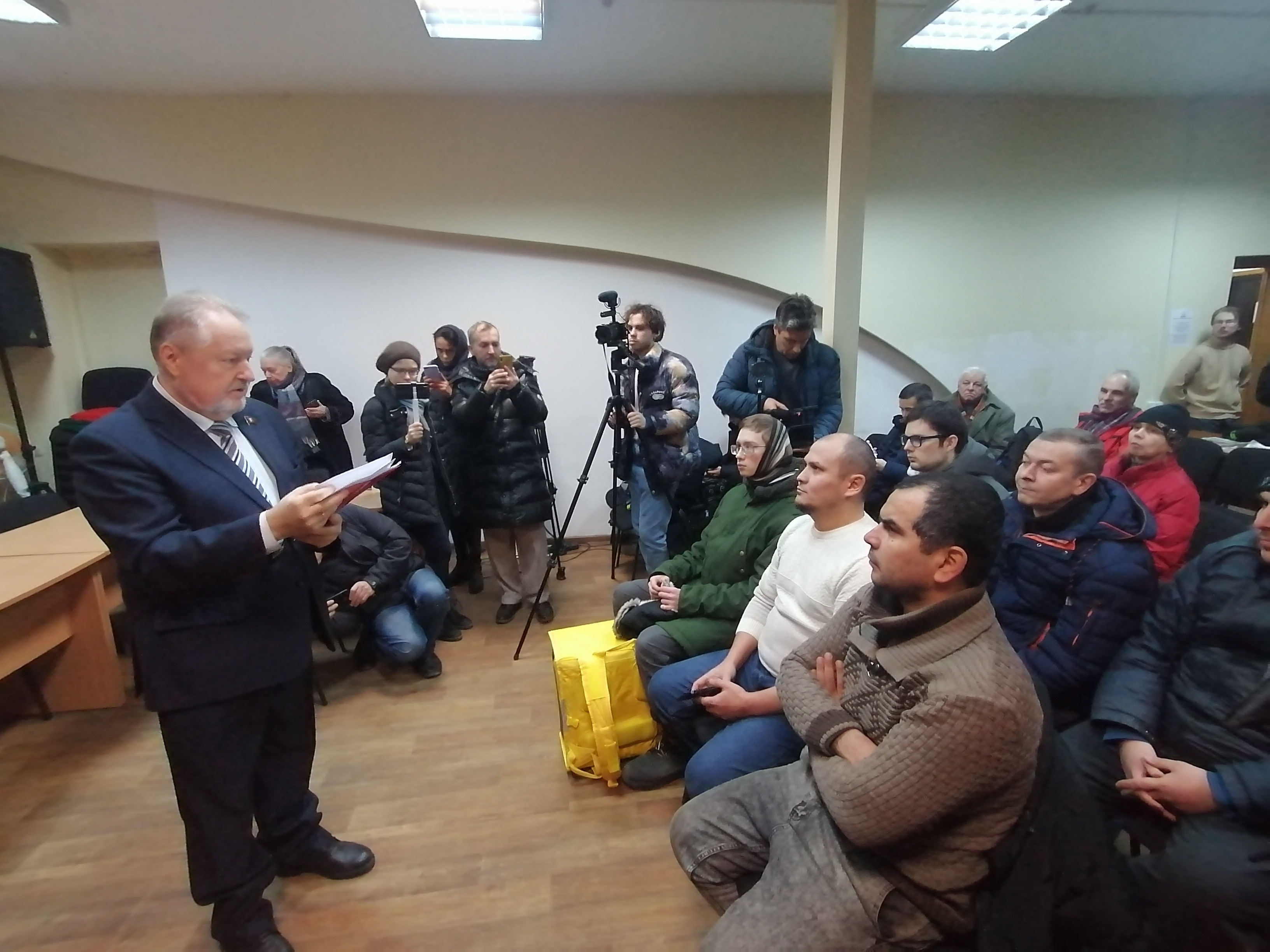 «Свободная пресса»: Полиция сорвала встречу бастующих курьеров с депутатом Госдумы Сергеем Обуховым