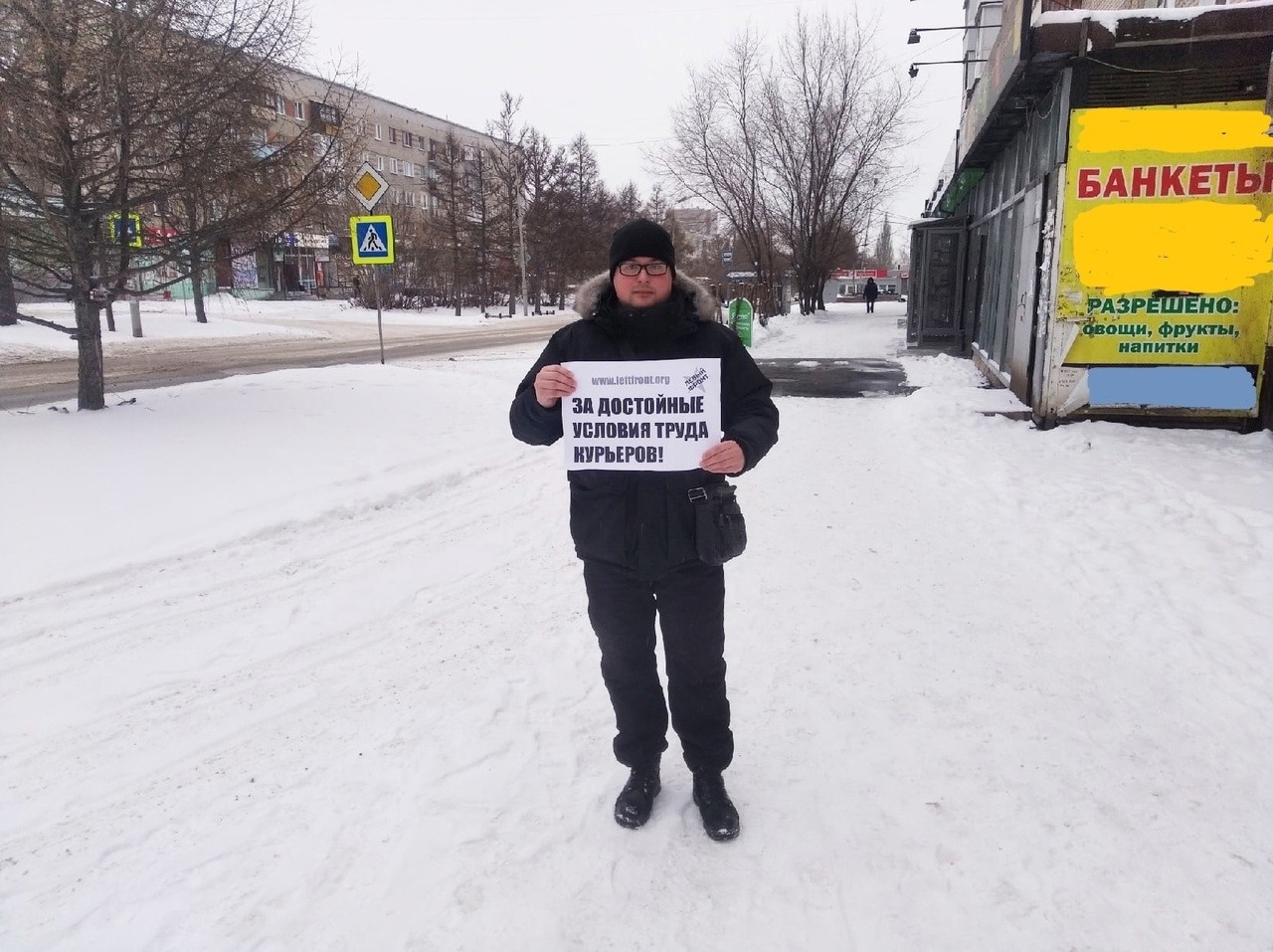 Активиста Левого Фронта из Омска хотят оштрафовать за одиночный пикет в поддержку бастовавших курьеров «Яндекс.Еды»