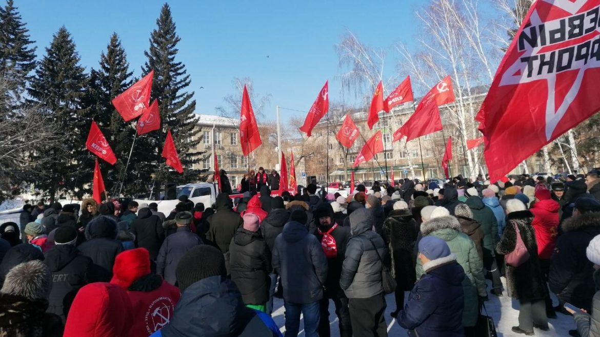 Жители Барнаула, возмущенные резким ростом тарифов ЖКХ, вышли на массовый митинг