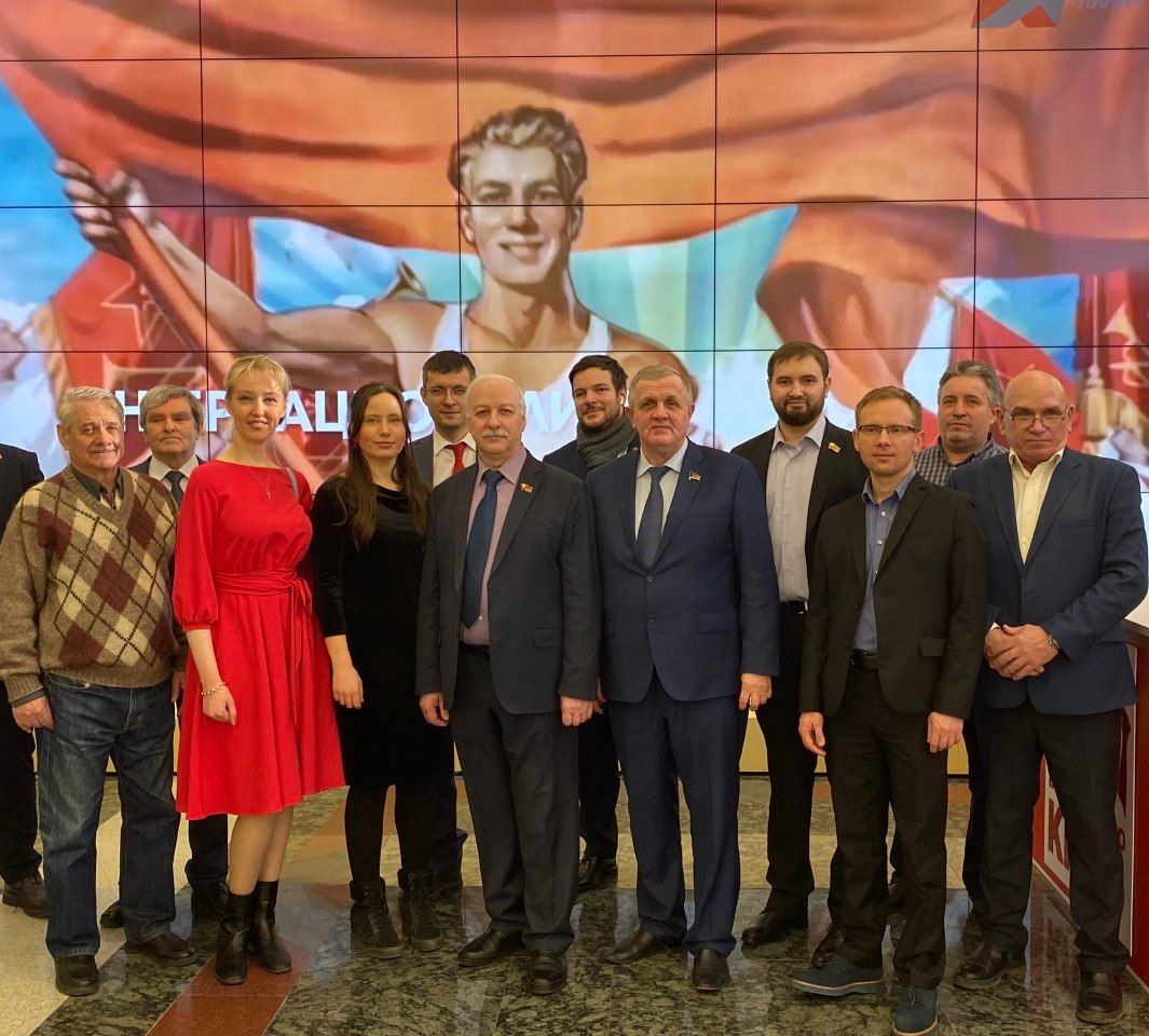 Депутаты фракции КПРФ в Мосгордуме посетили выставку, посвящённую 30-летию воссоздания Коммунистической партии Российской Федерации