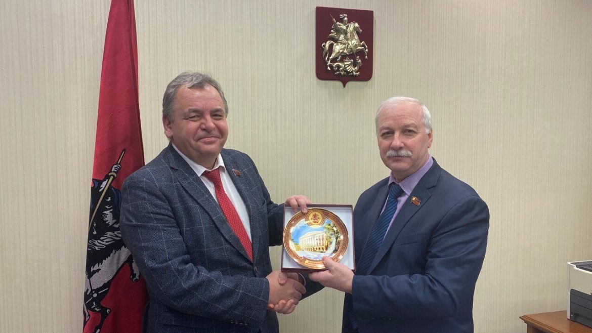 Депутаты-коммунисты Москвы и Новосибирской области налаживают тесное сотрудничество