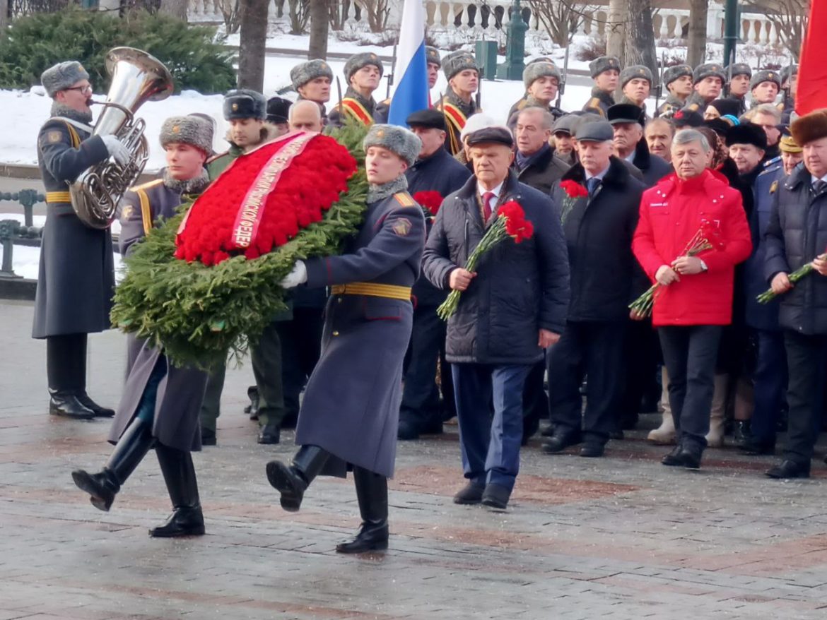 КПРФ провела акцию памяти в день 80-летия победы в Сталинградской битве