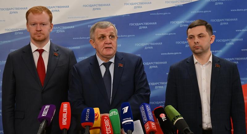 Николай Коломейцев, Денис Парфенов и Олег Михайлов выступили перед журналистами в Госдуме
